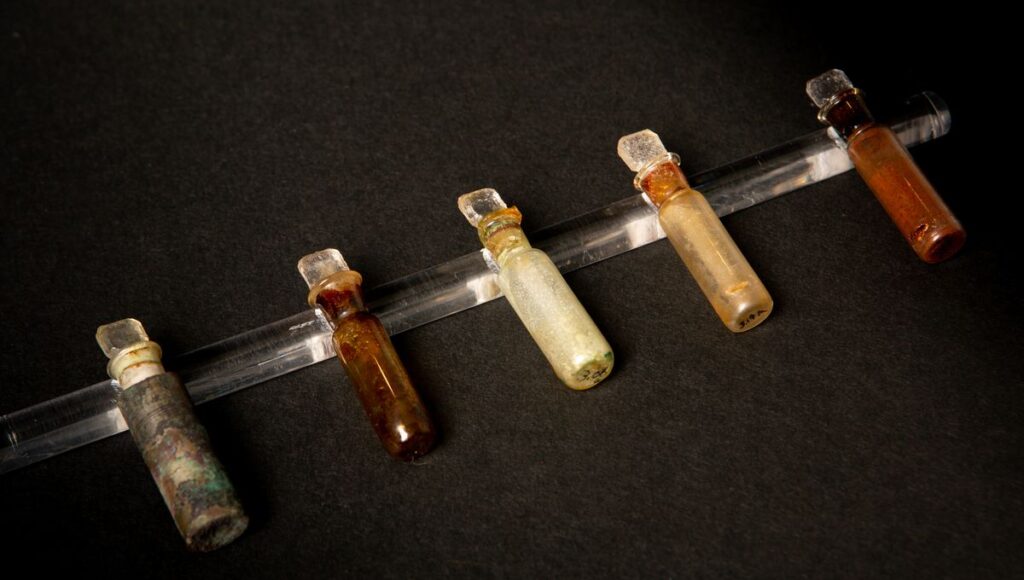 The vials of Adolphe Saalfeld © Radio France - © La Cité de la Mer_Lecaux Communication Almodovar